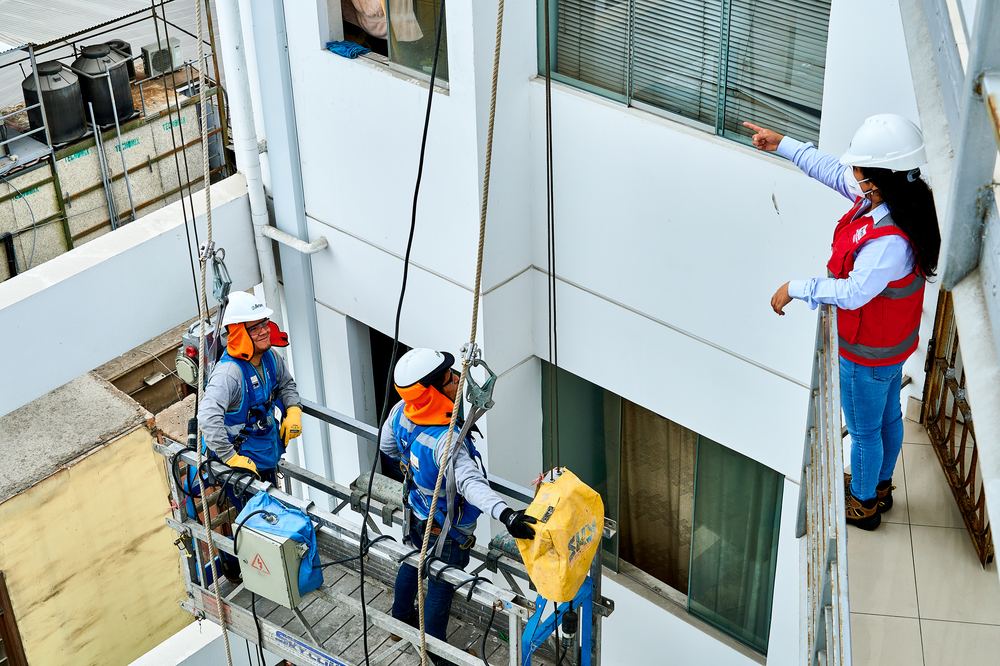 Equipo de Arsen ejecutando trabajos de instalación en edificio